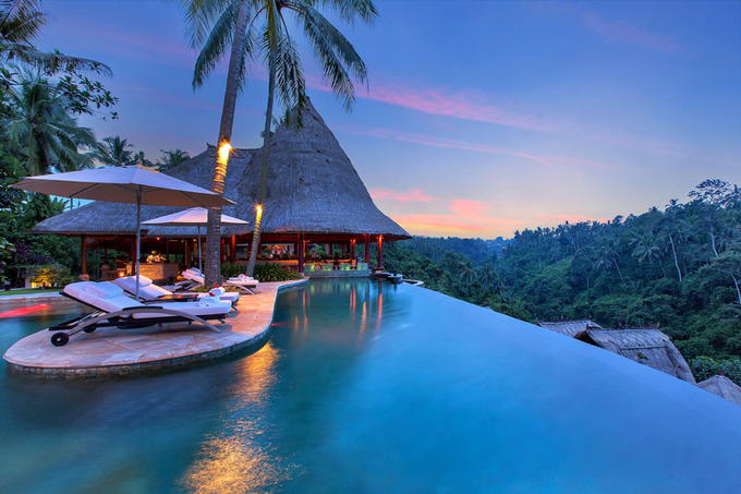 Trang CnTraveler của Mỹ vừa công bố danh sách 50 khu nghỉ dưỡng tốt nhất thế giới. Danh sách này dựa trên sự bình chọn của hàng nghìn độc giả và du khách, những người từng ghé thăm các điểm đến trên khắp châu Á. Dưới đây là danh sách 10 resort ở châu Á vào top tốt nhất thế giới. Đứng đầu trong danh sách tốt nhất thế giới là khu nghỉ dưỡng Viceroy Bali, Indonesia. Tới đây, du khách có thể thư giãn trong không gian riêng tư và rộng lớn của thiên nhiên. Ngoài các dịch vụ cơ bản mà các khách sạn hạng sang cung cấp như quầy bar, spa, bể bơi vô cực... nơi đây còn gây ấn tượng với sân đáp máy bay trực thăng. Giá phòng ở đây dao động từ 476 đến 1.360 USD.