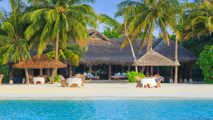 Khu nghỉ dưỡng Naladhu Private Island Maldives được nhiều du khách yêu thích vì sự riêng tư, kín đáo và phong cách sang trọng với bồn tắm đủ rộng cho hai người và có tầm nhìn ra biển. Nơi đây cũng chỉ cách sân bay quốc tế ở thủ đô Malé 30 phút đi bằng tàu cao tốc. Naladhu được biết đến là điểm đến độc đáo, thuận tiện nhất của đảo quốc này. Giá mỗi đêm ở đây là 2.200 USD.