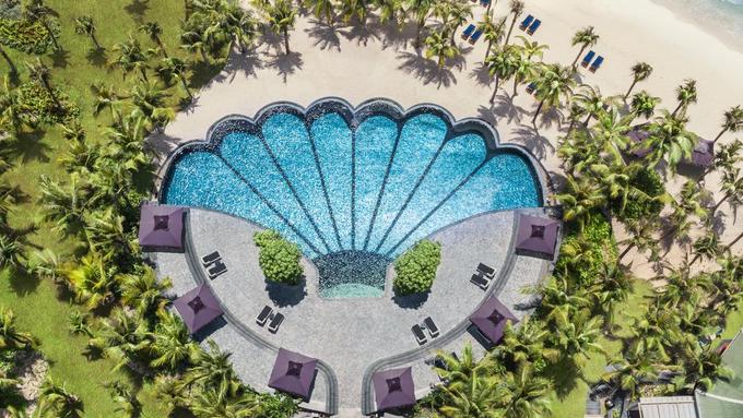 JW Marriott Phu Quoc Emerald Bay Resort & Spa nằm dọc theo bờ biển của khu vực bãi biển Khem (Phú Quốc). Resort có hồ bơi ngoài trời và bãi biển riêng. Du khách có thể truy cập Wi-Fi miễn phí trong các khu vực. Khách sạn này được CnTraveler xếp hạng 17 trong danh sách tốt nhất thế giới. Giá phòng một đêm ở đây từ 280 USD.