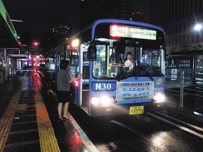 Xe buýt tại Hàn Quốc hoạt động suốt ngày đêm với giá vé khoảng 2.000 won (hơn 40.000 đồng). Mỗi trạm dừng đều có bảng thông tin với lịch trình thực tế. Nếu đi nhóm 4 người trên chặng ngắn (tương đương 2-3 trạm dừng xe buýt), du khách có thể lựa chọn taxi với giá cước khởi điểm từ 3.000 won (hơn 60.000 đồng). Ảnh: Naver.  Hệ thống xe buýt đêm của Seoul hoạt động từ năm 2013, chạy từ nửa đêm đến 5h sáng với giá vé 2.000 won (hơn 40.000 đồng).  Trong khi đó, vào ban ngày, ba loại xe buýt chạy khắp thành phố là Ilban, Jwaseok và Maeul. Mỗi chuyến cách nhau 5-15 phút tùy điều kiện giao thông, hầu hết các tuyến chạy từ 4h30 tới 1h sáng hôm sau. Giá vé dao động từ 850 tới 1.950 won (17.000 - 40.000 đồng), có giảm cho trẻ em. Video: Ariang.