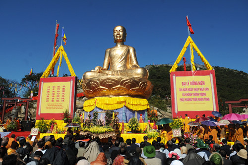 Di tích Yên Tử còn sở hữu bức tượng đồng nguyên khối Phật Hoàng Trần Nhân Tông cao 15 m, nặng 138 tấn, nằm trên đỉnh An Kỳ Sinh.