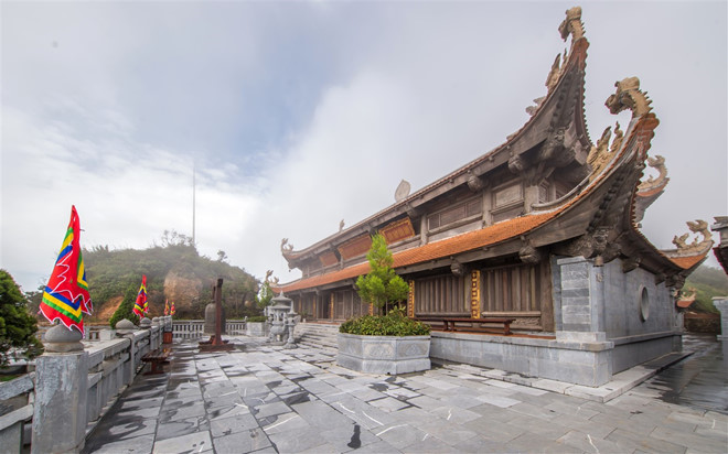 Kim Sơn Bảo Thắng Tự có trung tâm là Đại Hùng Bảo Điện, quy tụ nhiều pho tượng Phật do các nghệ nhân tạc tượng nổi tiếng của Việt Nam chế tác.