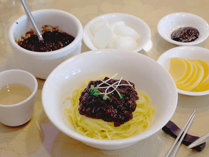 Jajangmyeon (Mì tương đen)  Mì tương đen Jajangmyeon là món ăn phổ biến ở Hàn Quốc có nguồn gốc từ Trung Hoa. Thành phần chính là tương đen từ đậu nành lên men (chunjang), xào với rau củ cắt nhỏ và thịt bò, lợn hoặc hải sản.  Jajangmyeon có giá phải chăng và rất dễ tìm ở các khu ăn uống. Món này thường được ăn trong ngày hội độc thân Black Day của người Hàn (14/4), và được vinh danh là một trong 100 biểu tượng văn hóa của Hàn Quốc.