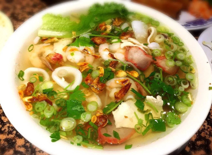 Phục vụ 24h, phở Kim Long gây ấn tượng với món phở hải sản tôm cua ăn chung với thịt xá xíu, hay món phở vịt nướng mà bạn khó có thể tìm thấy chúng trong các nhà hàng bán đúng chuẩn vị Việt Nam.