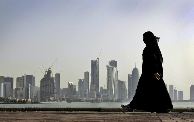 Bất bình đẳng Một nghiên cứu năm 2017 do trường kinh doanh INSEAD tại châu Âu thực hiện đã xếp hạng Qatar đứng thứ 117 trên 122 quốc gia trên toàn cầu về bình đẳng giới. Nghiên cứu dựa trên số lượng phụ nữ trong lực lượng lao động, tham gia chính trị và chất lượng giáo dục mà phụ nữ nhận được. Kết quả chỉ ra phụ nữ Qatar hầu như không tham gia vào chính trị và có xu hướng được đi học ít hơn nhiều so với nam giới. Phụ nữ theo học các trường đại học, nhưng trong các cơ sở tách biệt với nam giới. Những cuộc hôn nhân sắp đặt vẫn còn khá phổ biến. Trang Listverse cũng cảnh báo du khách nữ khi đến Qatar nên che kín tay và chân của họ vào mọi lúc. Ảnh: The Times of Israel.
