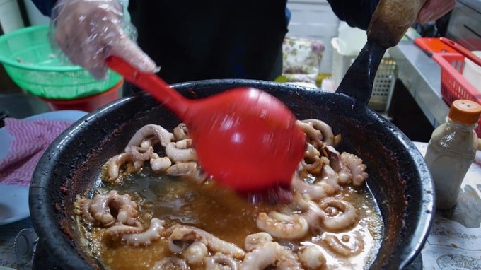 Nakji bokkeum là tên gọi món bạch tuộc xào, một trong những món ăn cay nhất Hàn Quốc. Xuất phát từ một quán rượu ở quận Mugyo-dong, Seoul vào năm 1965 bởi bà Park Mu-sun, đến nay, bạch tuộc xào cay đã phổ biến ra toàn quốc và được nhiều ưa chuộng, đặc biệt là vào mùa đông.  Địa chỉ gợi ý: Myeongdong Halmae Nakji, 31-7 Myeongdong-2 ga, Junggu, Seoul.