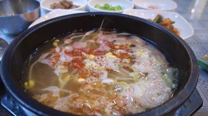 Jeonju được ví như kinh đô ẩm thực của Hàn Quốc, và một trong những món ăn nổi tiếng nhất tại đây là món kongnamul gukbap – canh giá đỗ. Món canh được phục vụ trong bát đá nóng, thường đi kèm với 2 trứng gà, kimchi… có tác dụng hồi sức, giúp cơ thể tỉnh tảo rất tốt. Nếu du khách bị say xe hay hơi quá chén thì món canh kongnamul gukbap sẽ là một giải pháp cực kỳ hữu ích.  Địa chỉ gợi ý: Hyundai-ok restaurant - Nambu market 2-74, Wansan-gu, Jeonju, Jeollabuk-do.