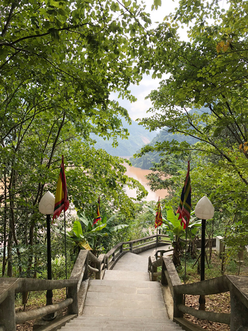 Nếu mỏi bước, du khách có thể dừng chân nghỉ ngơi, ngắm cảnh dòng sông Đà uốn lượn giữa những vách núi hùng vĩ.