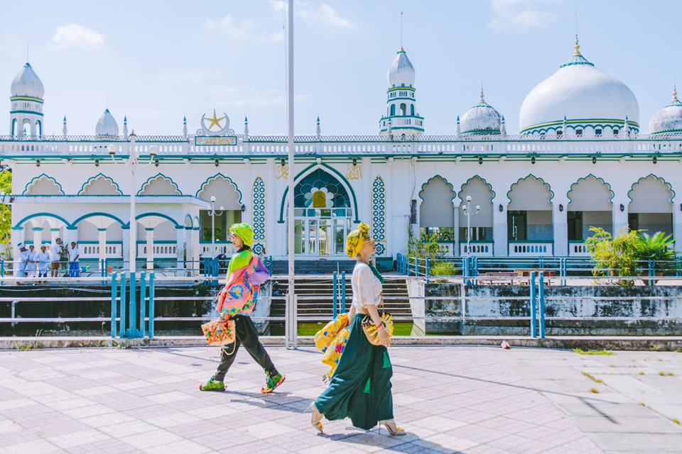 Masjid Jamiul Azhar là một trong những thánh đường Hồi giáo lớn nhất ở An Giang, tọa lạc tại xã Châu Phong. Được xây dựng từ năm 1959 và được trùng tu nhiều lần, thánh đường đã trở thành biểu tượng tôn giáo của người dân theo đạo Hồi ở An Giang. Ảnh: Phi Thông.