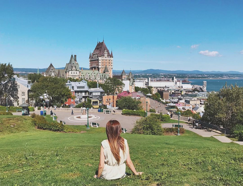 Công viên Bastion-de-la-Reine (Quebec, Canada): Công viên Bastion-de-la-Reine với bãi cỏ rộng lớn nhìn được toàn cảnh thành phố Quebec tuyệt đẹp với những mái nhà nhấp nhô cổ kính, cây xanh và cả bãi biển bát ngát. Địa điểm này vừa là cảnh quay đẹp mắt trong phim, vừa là nơi hút khách du lịch tại Canada. Ảnh: Echeung_xx.