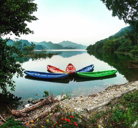 Điểm đến ven sông bình yên với những hoạt động thư giãn như chèo thuyền kayak, bơi lội...