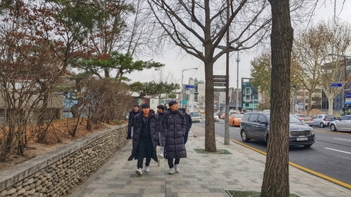 Thanh niên Hàn Quốc mặc giống nhau trên đường phố.