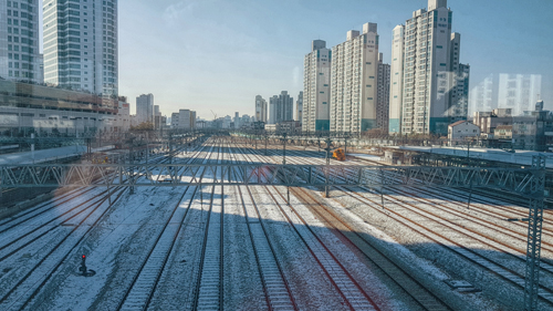 Đường ray đóng tuyết ở Seoul.