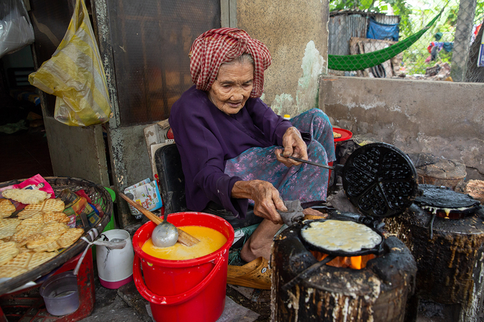 Mỗi ngày, bà Chước pha khoảng 3 kg bột kèm 1,5 kg đường và 25 quả trứng gà. Số tiền chi ra cho số nguyên liệu này khoảng 200.000 đồng.