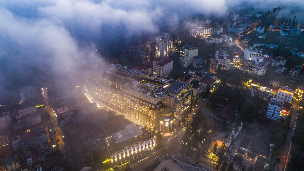 Những tòa nhà thị trấn Sa Pa rực sáng ánh đèn giữa khung cảnh mây bay - Ảnh: NÔNG THANH TOÀN