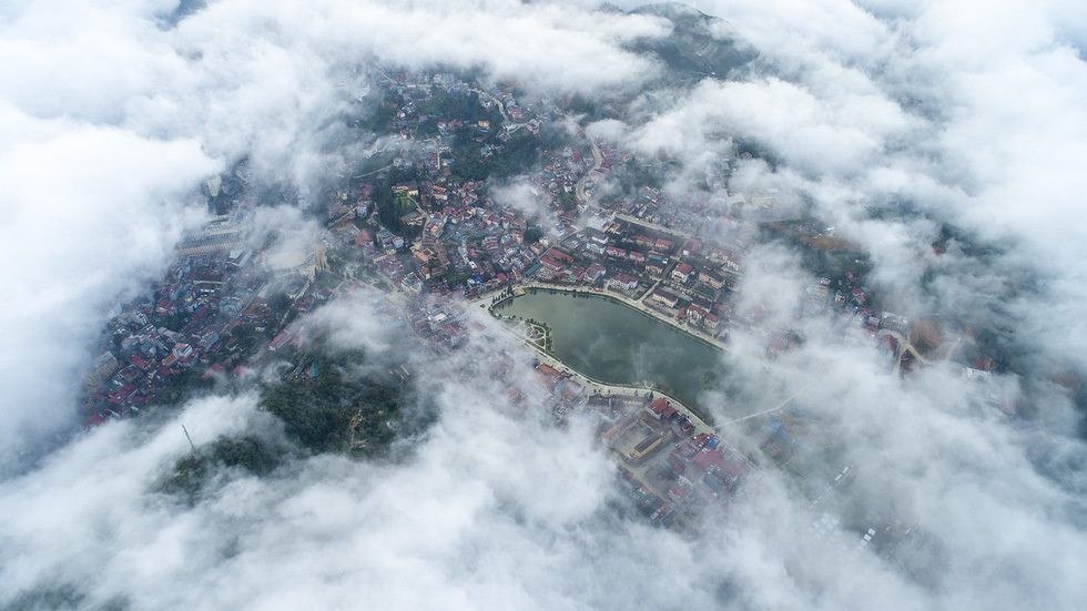 Sân mây trên đỉnh Hàm Rồng là nơi giới nhiếp ảnh và khách du lịch thích thú ngắm Sa Pa từ trên cao - Ảnh: NÔNG THANH TOÀN