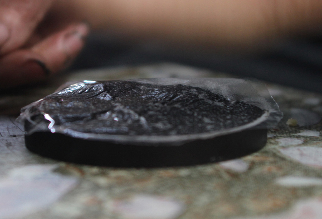 Bánh gai ở làng Giá được gói tay hoặc làm bằng khuôn tròn. Khách có thể mua các loại bánh có nhân đậu xanh, lạc, dừa, mứt sen, có vị ngậy của mỡ.