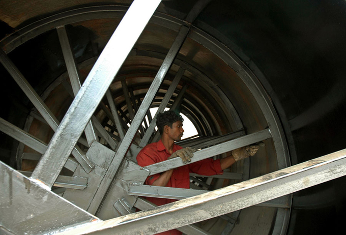 Hiện nay, hơn 1.700 phao thép nổi được làm mới, sửa chữa và lắp đặt. Ảnh: Jitendra Prakash/Reuters.