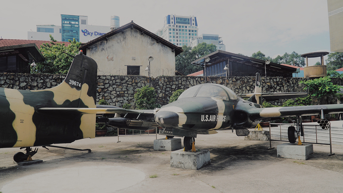 Mặt trước của bảo tàng là 5 chiếc máy bay chiến đấu.