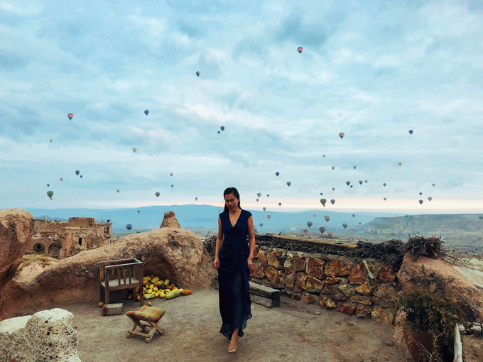 Cappadocia với Crystal Huyền Trang là những buổi sớm thức dậy đón bình minh. Những tia nắng đầu tiên len lỏi qua từng khe núi, tỏa sáng rực hồng xuống từng tảng đá với đủ hình dạng, kích cỡ.