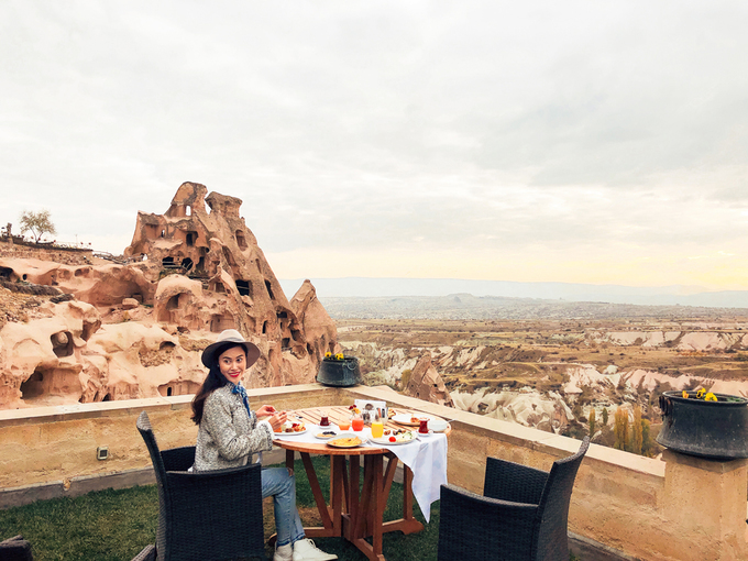Trong lần đến xứ sở thần tiên Cappadocia này, cô chọn lưu trú tại khách sạn tiện nghi trong hang Argos in Cappadocia. Từ đây, cô có thể ngắm nhìn toàn cảnh thung lũng Love Valley, sống động và thú vị.