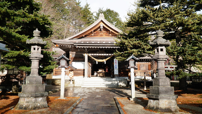 Trong chuyến đi về miền quê, Quang Vinh dành thời gian đến thăm các ngôi đền linh thiêng. Tại tỉnh Tochigi, nam ca sĩ ghé đền Nasu-yuzen-jinja, tọa lạc tại đỉnh núi Aspen, thị trấn Nasu.