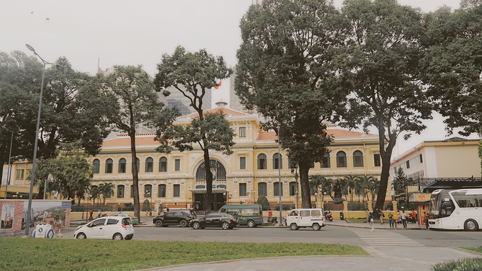 Người Pháp xây dựng Bưu điện trung tâm Sài Gòn trong giai đoạn 1886 - 1891 làm nơi truyền điện tín, thư từ. Công trình tọa lạc tại Công trường Công xã Paris, quận 1 mang phong cách châu Âu kết hợp với nét Á Đông theo bản vẽ của kiến trúc sư Pháp.
