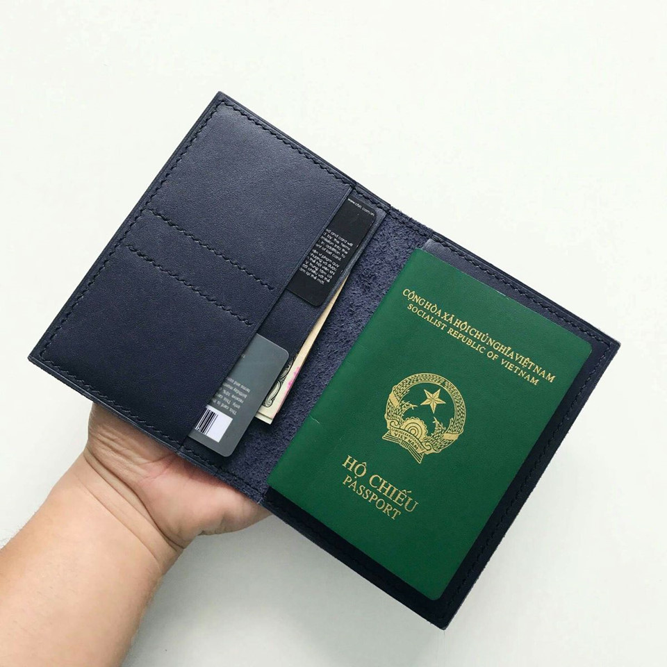 Hộ chiếu: Người Việt được miễn thị thực du lịch Thái Lan trong vòng 30 ngày với điều kiện hộ chiếu còn giá trị ít nhất 6 tháng. Một lưu ý nhỏ nhưng cực kỳ quan trọng là bạn nên photo hoặc chụp hình mặt thông tin chính trong hộ chiếu để phòng trường hợp thất lạc. Nếu hộ chiếu chẳng may bị mất cắp, số máy 1155 của cảnh sát du lịch Thái Lan và số máy (+66) 22515838 của Đại sứ quán Việt Nam tại Bangkok là hai số máy bạn cần lưu lại để liên hệ gấp. Ảnh: Lozi.