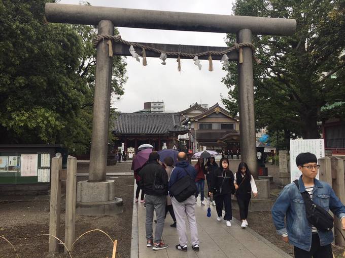 Nếu bạn muốn ngắm một Atsuta sôi động và hoạt náo thì hãy đến đây vào những tháng đầu năm. Người dân Nhật Bản thường đến đền để cầu chúc phúc lành cho năm mới nên đền thường rất đông. Ngược lại, nếu bạn muốn một chuyến đi yên tĩnh, hãy tản bộ quanh đền Atsuta vào bất kỳ khoảng thời gian còn lại trong năm.