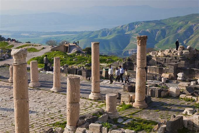Khám phá tàn tích La Mã  Tàn tích La Mã Umm Qais từng được biết đến là thành phố Gadara, nơi nhiều nhà thơ và nhà triết học nổi tiếng sinh sống hơn 2.000 năm trước. Umm Qais nằm trên những đỉnh núi cao. Đứng từ đây, bạn có thể nhìn xuống Lebanon, Syria và Palestine cùng một lúc. Thời gian tốt nhất để ghé thăm là vài tiếng trước khi mặt trời lặn để chiêm ngưỡng hoàng hôn tuyệt vời ở đây. Ảnh: Lonely Planet.