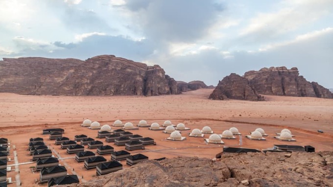 Trải nghiệm cuộc sống trên sao Hoả  Hãy tới Wadi Rum, sa mạc nằm ở miền nam của Jordan với nhiều cảnh quan ngoạn mục như sao Hoả. Một khu cắm trại mới mở ở sa mạc này cho phép du khách trải nghiệm cuộc sống của những nhà du hành trên sao Hỏa với một đêm ngủ trong con tàu vũ trụ mái vòm được xây trên cát. Ảnh: CNN.