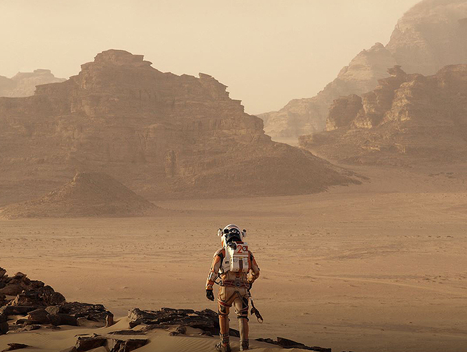 Sa mạc Wadi Rum từng xuất hiện trên nhiều bộ phim bom tấn như Người trở về từ sao Hoả, Transformer và Lawrence of Arabia. Trên ảnh là nơi tài tử Matt Damon đứng trong một cảnh của Người trở về từ sao Hoả quay tại thung lũng đá vôi của Wadi Rum. Ảnh: Martian Movie.