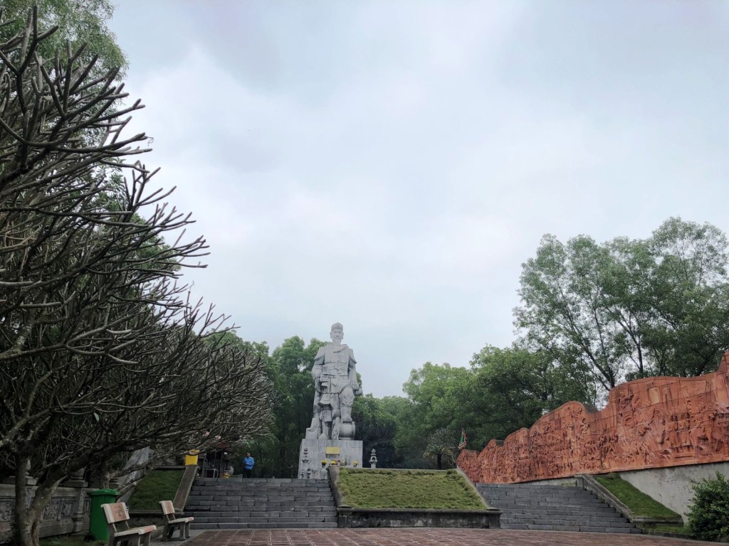 Một điểm tham quan không thể bỏ qua tại di tích này là tượng Quốc Công Tiết Chế Hưng Đạo Đại Vương Trần Quốc Tuấn, tọa lạc trên một ngọn núi thuộc dãy An Phụ có độ cao 200m so với mực nước biển, thấp hơn Đền Cao An Sinh Vương chừng 50m.