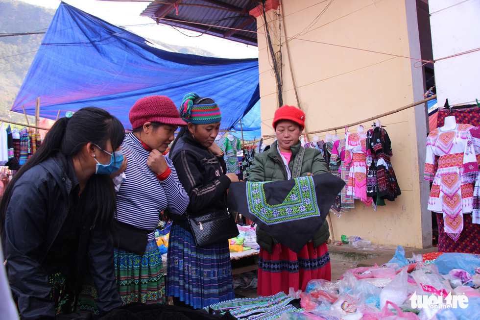 Chợ phiên Y Tý chỉ họp duy nhất vào thứ bảy hàng tuần là nơi gặp gỡ, trao đổi hàng hóa của người dân bản địa