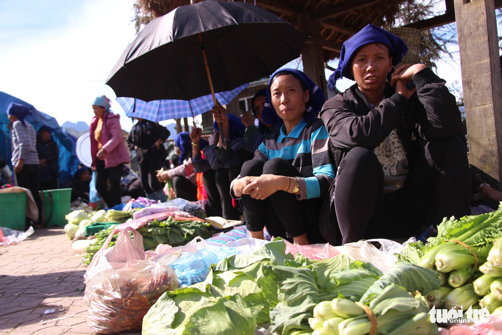 Chợ phiên này còn nổi tiếng với rau xanh, củ quả tươi ngon do chính người dân tự trồng và mang đến buôn bán tại chợ