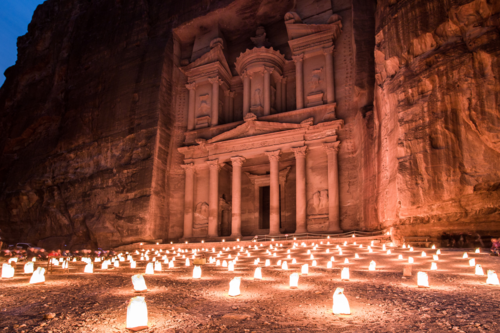 Thành cổ Petra, biển Chết... là một trong những điểm hút khách của Jordan. Ảnh: Look out magazine.