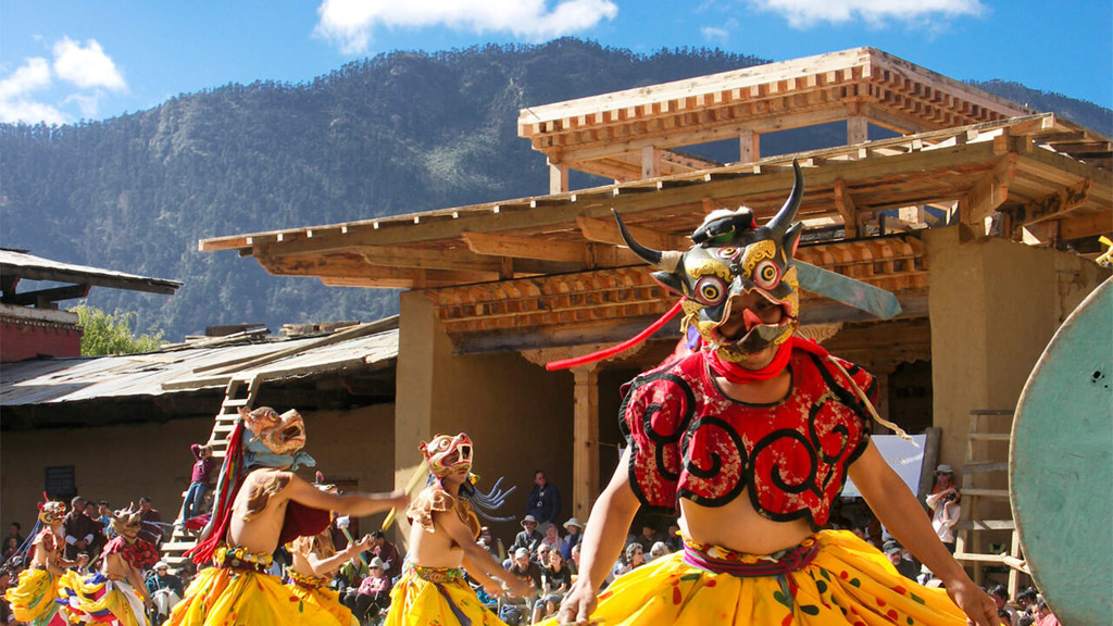 Những lễ hội độc đáo và lâu đời như Tsechu thường diễn ra vào khoảng tháng 10 hàng năm và kéo dài 3-5 ngày, thu hút hàng nghìn người dân tham dự. Ảnh: Bhutanfestivals.