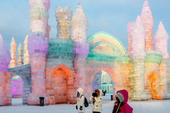 Khách du lịch tham quan các tác phẩm tại công viên “Thế giới băng và tuyết”. Đây là lễ hội băng tuyết lớn nhất thế giới với hàng triệu khách tham quan, tổ chức tại thành phố Cáp Nhĩ Tân, thủ phủ của tỉnh Hắc Long Giang, miền bắc Trung Quốc. Ảnh: Tyrone Siu.