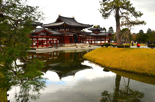 Lối kiến trúc với ngôi chùa bao quanh bởi hồ nước đã trở thành nền tảng cho nhiều công trình Phật giáo sau thời kỳ Heian. Ảnh: Hoài Nam.