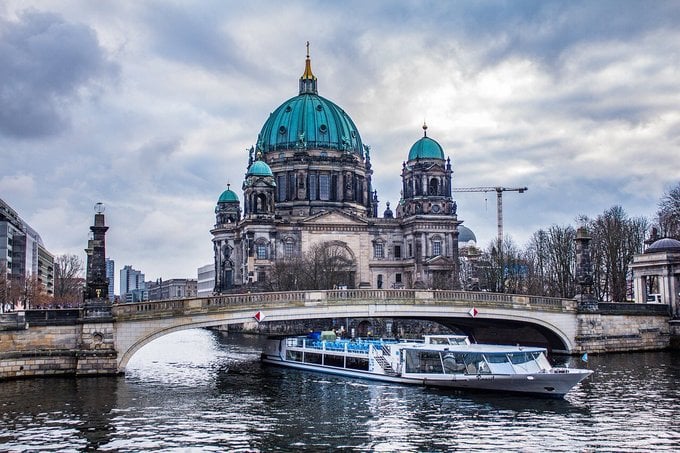 Berlin có tới 180 km đường thủy trong thành phố. Du khách có thể dành hàng giờ để du ngoạn bằng thuyền, nhâm nhi đồ uống trong quán bar hoặc tham gia tiệc bể bơi ven kênh đào. Ảnh: Trend Twitter.