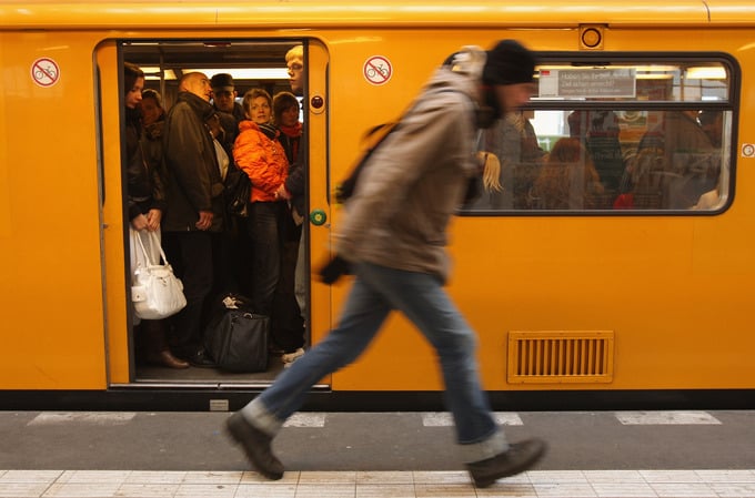 473 km là tổng chiều dài hệ thống tàu điện ngầm ở Berlin. Nếu tính thêm 120 km chiều dài tuyến xe điện, đây là một trong những hệ thống giao thông công cộng đồ sộ hàng đầu thế giới. Trong khi đó, hệ thống tàu điện ngầm ở Paris dài 214 km, London là 400 km.  Nếu tính thêm 120 km chiều dài tuyến xe điện, bạn có thể hình dung ra một trong những hệ thống giao thông công cộng đồ sộ hàng đầu thế giới này. Trong khi đó, hệ thống tàu điện ngầm ở Paris chỉ dài 214 km, và ở London là 400 km. Dù vậy, du khách sẽ không thấy quá ngột ngạt khi trải nghiệm tàu điện ngầm ở đây. Ảnh: Long Room.