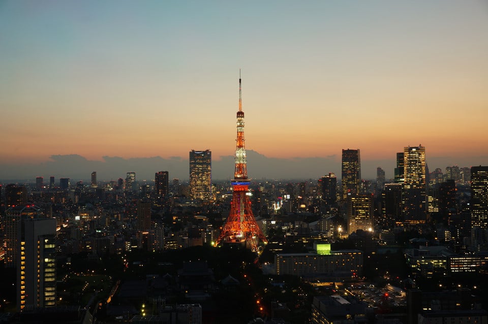 Toàn cảnh Tokyo: Thủ đô nước Nhật luôn là điểm du lịch sở hữu lượng du khách quốc tế khổng lồ. Tokyo mê hoặc khách du lịch bởi nhịp sống hiện đại, bận rộn, những biển hiệu luôn sáng đèn, những khu mua sắm sầm uất, các địa điểm lịch sử nổi tiếng... Ngắm nhìn toàn cảnh thành phố từ trên cao là một trong những trải nghiệm bạn không nên bỏ qua khi tới Tokyo. Từ đài quan sát Sky Deck của tòa nhà Roppongi Hills, du khách có thể thu trọn toàn cảnh thành phố, chiêm ngưỡng tháp Tokyo cùng những tòa nhà chọc trời, đường phố sáng đèn... ở thủ đô nước Nhật. Ảnh: Andrew Smith.