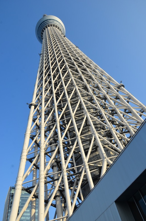 Vì Tokyo có nhiều tòa nhà cao 200 m ở trung tâm nên việc xây dựng tháp truyền hình cao hơn 600 m để phục vụ cho việc truyền phát sóng trở nên cấp thiết.