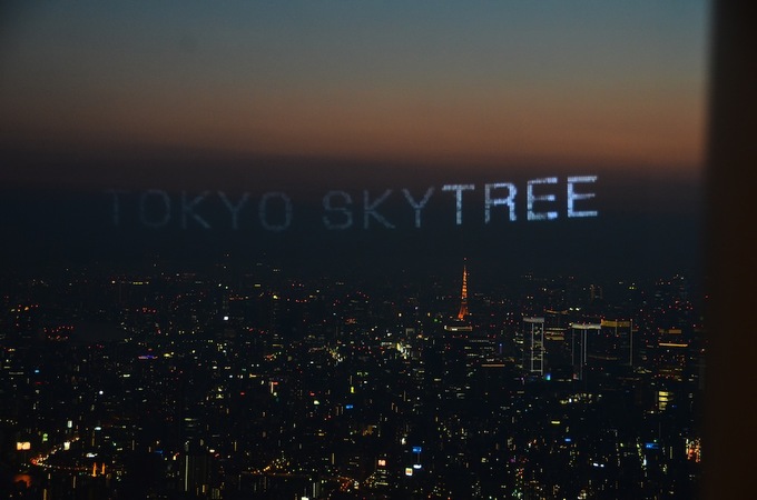 Tokyo Skytree khánh thành sau gần 4 năm thi công, từ tháng 7/2008 tới 2/2012. Nếu đi bộ lên tháp, bạn sẽ phải leo 2.523 bậc thang. Khoảng 36.000 tấn thép đã được sử dụng để xây tháp, tương đương trọng lượng của 200 chiếc máy bay chở hàng Jumbo Jet. Diện tích của cả hai đài quan sát trên tháp có thể chứa 2.900 người. Nhiều buổi tiệc được tổ chức nơi đây mang đến không khí khác lạ giữa lưng chừng trời mây.