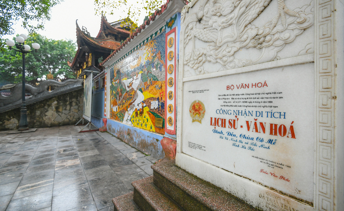 Tấm bia công nhận di tích do Bộ Văn hóa cấp năm 1989, thời còn tỉnh Hà Bắc dựng tại khoảng sân trước tòa tiền tế của đền. Tấm bia công nhận di tích do Bộ Văn hóa cấp năm 1989, thời còn tỉnh Hà Bắc dựng tại khoảng sân trước tòa tiền tế của đền.