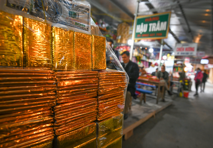 Cận cảnh một mâm lễ “tiêu chuẩn” bày sẵn tại chợ với vàng miếng, vàng thỏi, tiền âm phủ... Các mâm lễ có giá từ 200.000 đồng đến cả triệu đồng tùy nhu cầu của du khách đến hành hương.
