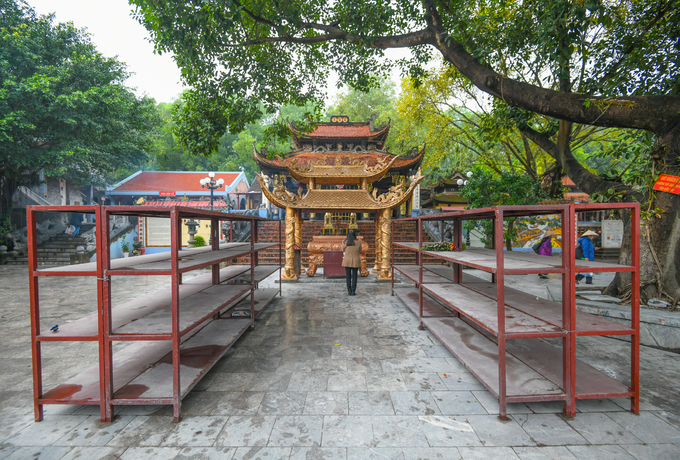 Khoảng sân trước tòa tiền tế với các giá để bày các mâm lễ nằm giữa sân. Thời điểm đầu tháng Chạp, ngôi đền thưa vắng người đến trả lễ.