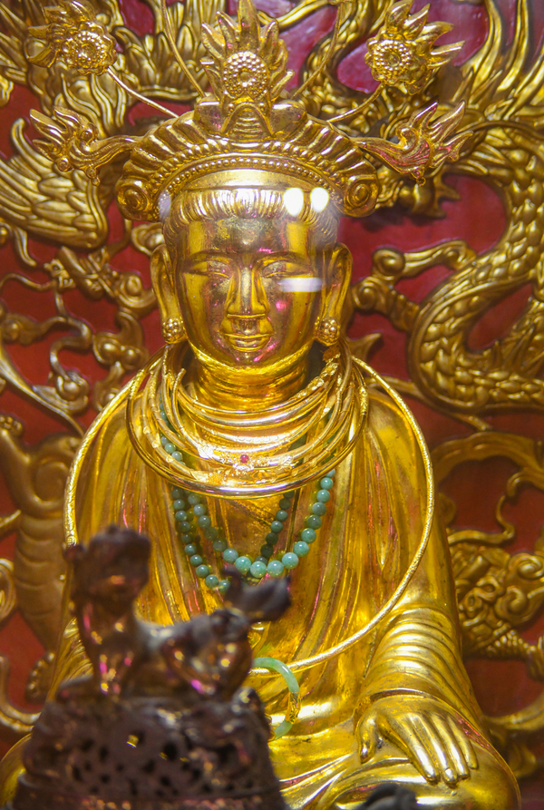 Hầu hết các bức tượng tại đền, trong đó có tượng Bà Chúa Kho, được đặt trong tủ kính.