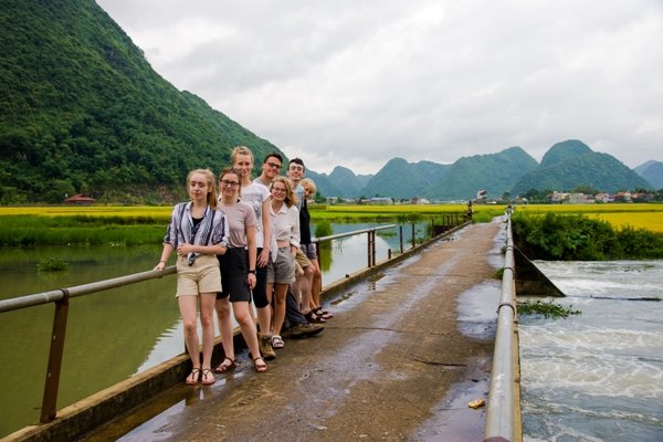 Nhóm bạn trẻ nước ngoài đến thưởng ngoạn cảnh sắc và trải nghiệm cuộc sống ở Lạng Sơn.