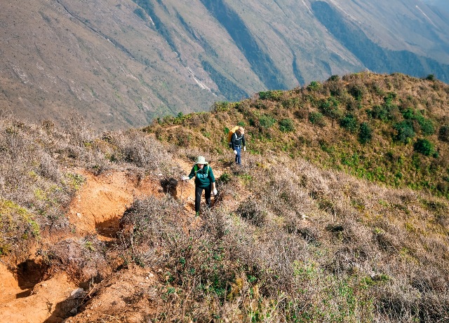 Đường leo đỉnh Tà Chì Nhù nhỏ hẹp, rất dốc, sông núi trơn trượt.